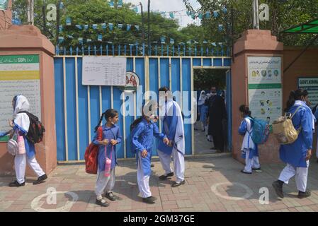 Lahore, Pakistan. 16 settembre 2021. Gli studenti pakistani escono dalla scuola dopo le vacanze il primo giorno dopo gli esami. Nuove classi e scuole stanno riaprendo la scuola a Lahore dopo che il governo ha riaperto gli istituti di istruzione. (Foto di Rana Sajid Hussain/Pacific Press) Credit: Pacific Press Media Production Corp./Alamy Live News Foto Stock