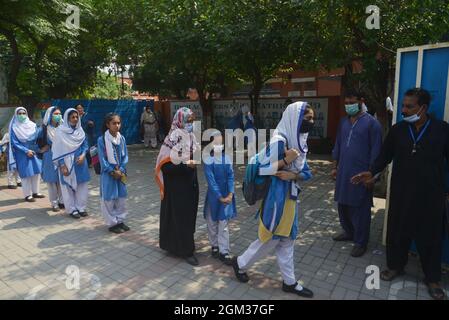 Lahore, Pakistan. 16 settembre 2021. Gli studenti pakistani escono dalla scuola dopo le vacanze il primo giorno dopo gli esami. Nuove classi e scuole stanno riaprendo la scuola a Lahore dopo che il governo ha riaperto gli istituti di istruzione. (Foto di Rana Sajid Hussain/Pacific Press) Credit: Pacific Press Media Production Corp./Alamy Live News Foto Stock