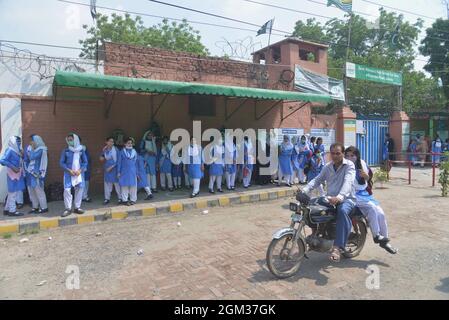 Lahore, Pakistan. 16 settembre 2021. Gli studenti pakistani escono dalla scuola dopo le vacanze il primo giorno dopo gli esami. Nuove classi e scuole stanno riaprendo la scuola a Lahore dopo che il governo ha riaperto gli istituti di istruzione. (Foto di Rana Sajid Hussain/Pacific Press) Credit: Pacific Press Media Production Corp./Alamy Live News Foto Stock