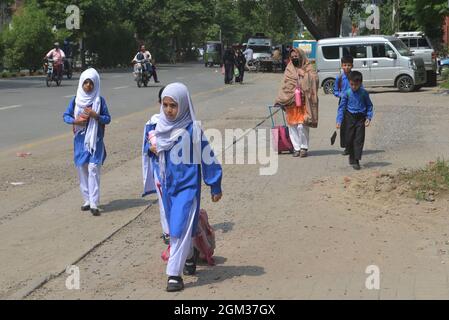 Lahore, Pakistan. 16 settembre 2021. Gli studenti pakistani escono dalla scuola dopo le vacanze il primo giorno dopo gli esami. Nuove classi e scuole stanno riaprendo la scuola a Lahore dopo che il governo ha riaperto gli istituti di istruzione. (Foto di Rana Sajid Hussain/Pacific Press) Credit: Pacific Press Media Production Corp./Alamy Live News Foto Stock