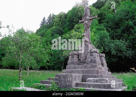 Slovenia, Avce, WWI : ex cimitero di guerra italiano. Fu dedicata al Capitano Ottavio Caiazzo, medaglia d'oro per valore militare. Il cimitero conteneva le tombe dei soldati caduti nelle battaglie dell'Altopiano di Baissima. Le ossa furono trasferite ai monumentali ossuari durante la dittatura fascista, con l'intento di esaltare il Paese Madre e preparare l'Italia per una nuova guerra. Foto Stock