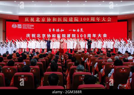 Pechino, Cina. 16 settembre 2021. Una celebrazione che segna il centesimo anniversario della fondazione del Peking Union Medical College Hospital (PUMCH) si svolge a Pechino, capitale della Cina, 16 settembre 2021. Credit: Zhang Yuwei/Xinhua/Alamy Live News Foto Stock