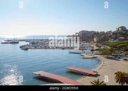 Veduta aerea di Rapallo in Italia. Golfo e porto con barche. Giorno di sole. Foto Stock