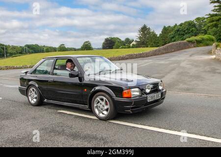 1989 80s nero anni ottanta Ford Escort RS Turbo Speed manuale 1597cc benzina 2DR in rotta per Leighton Hall classico luglio mostra auto Carnforth, Regno Unito Foto Stock