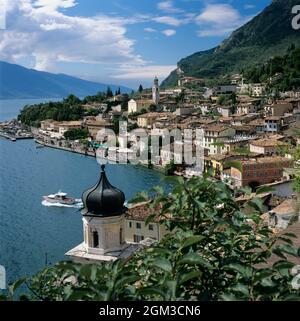 Limone sul Garda sulla sponda occidentale del Lago di Garda, Lombardia, Italia, Europa Foto Stock