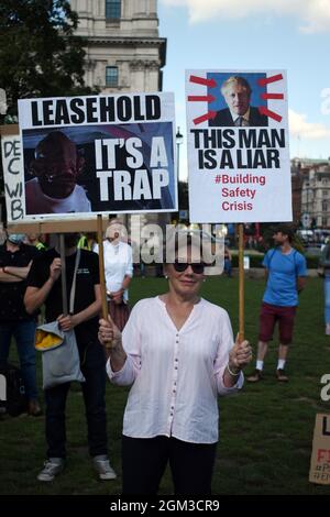 Londra, Regno Unito. 16 settembre 2021. I leaseholder si sono radunati in Piazza del Parlamento al di fuori delle Camere del Parlamento a sostegno delle vittime del fuoco nella Torre di Grenfell. Credit: JOHNNY ARMSTEAD/Alamy Live News Foto Stock