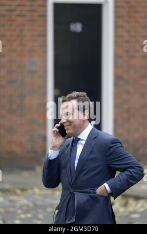 Sam Coates - Deputy Political Editor, Sky News - a Downing Street il giorno di un rimpasto del Gabinetto, 15 settembre 2021. La porta del numero 12 dietro Foto Stock