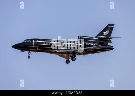 Privato Dassault Falcon 900EX (REG: F-GPNJ) in finale sulla pista 31. Foto Stock