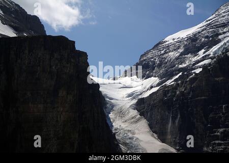 La lingua del ghiacciaio e il rifugio svizzero in cima al Parco Nazionale di Banff Foto Stock