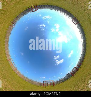 Vista a 360 gradi della buca di coniglio dal centro del sito sacro circolare a Pommelte, Germania. Foto Stock