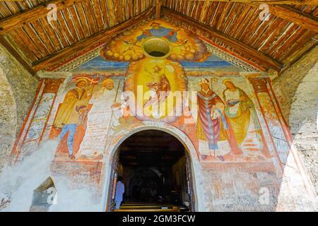 Affreschi sulla facciata occidentale che mostrano la Risurrezione di Gesù. Chiesa romanica di San Bernardo nel villaggio di Curzutt. La chiesa è accessibile solo a piedi Foto Stock