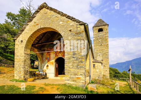 Vista della chiesa romanica di San Bernardo nel villaggio di Curzutt, accessibile solo a piedi dalla Sementina e dal Monte Carasso o dal vicino borgo di Tessin Foto Stock