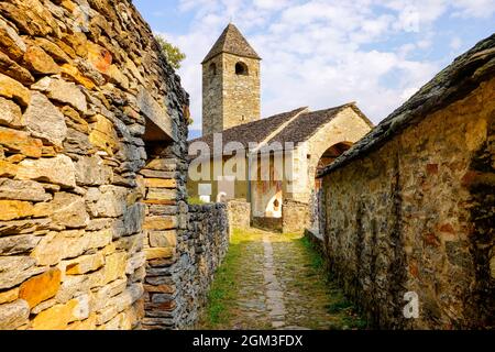 Vista della chiesa romanica di San Bernardo nel villaggio di Curzutt, accessibile solo a piedi dalla Sementina e dal Monte Carasso o dal vicino borgo di Tessin Foto Stock