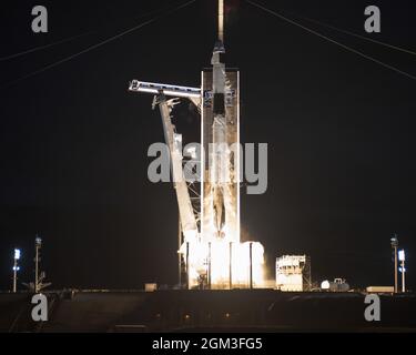 Kennedy Space Center, Stati Uniti. 16 settembre 2021. Un razzo SpaceX Falcon 9 potenzia la navicella spaziale Crew Dragon sulla missione Inspiration4 dal complesso 39A alle 20:02 presso il Kennedy Space Center, Florida, mercoledì 15 settembre 2021. Crew Dragon porterà quattro civili in un viaggio di tre giorni nello spazio. Inspiration4 è stato creato da Jared Isaacman per raccogliere fondi per il St Jude Children's Research Hospital. Foto di Joe Marino/UPI Credit: UPI/Alamy Live News Foto Stock