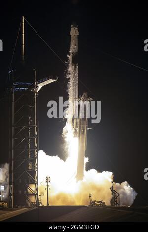 Kennedy Space Center, Stati Uniti. 16 settembre 2021. Un razzo SpaceX Falcon 9 potenzia la navicella spaziale Crew Dragon sulla missione Inspiration4 dal complesso 39A alle 20:02 presso il Kennedy Space Center, Florida, mercoledì 15 settembre 2021. Crew Dragon porterà quattro civili in un viaggio di tre giorni nello spazio. Inspiration4 è stato creato da Jared Isaacman per raccogliere fondi per il St Jude Children's Research Hospital. Foto di Joe Marino/UPI Credit: UPI/Alamy Live News Foto Stock