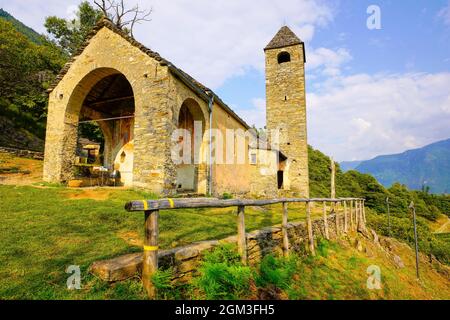 Vista della chiesa romanica di San Bernardo nel villaggio di Curzutt, accessibile solo a piedi dalla Sementina e dal Monte Carasso o dal vicino borgo di Tessin Foto Stock