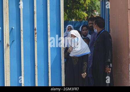 Lahore, Pakistan. 16 settembre 2021. Gli studenti pakistani escono dalla scuola dopo le vacanze il primo giorno dopo gli esami. Nuove classi e scuole stanno riaprendo la scuola a Lahore dopo che il governo ha riaperto gli istituti di istruzione. (Foto di Rana Sajid Hussain/Pacific Press/Sipa USA) Credit: Sipa USA/Alamy Live News Foto Stock