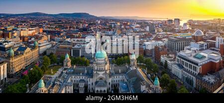 Antenna all'alba del municipio di Belfast guardando verso Belfast Lough, Irlanda del Nord Foto Stock