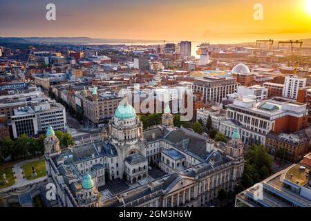 Antenna all'alba del municipio di Belfast guardando verso Belfast Lough, Irlanda del Nord Foto Stock