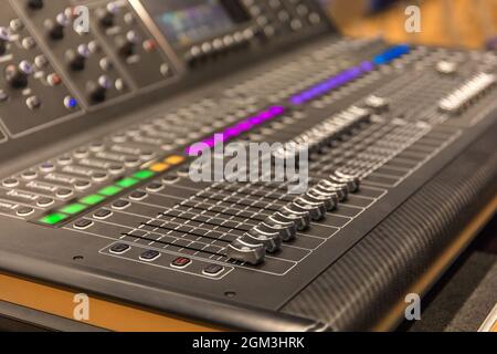 pulsanti in studio di registrazione audio. La console di mixaggio professionale per concerti è dotata di fader ad alta precisione e a corsa lunga. Foto Stock