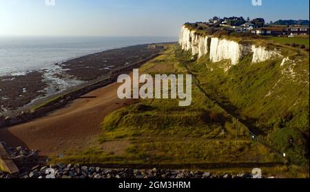 Vista aerea che guarda lungo la Chalk Cliff Line a Oldstairs Bay, Kent verso la Old Kingsdown Rifle Range Foto Stock