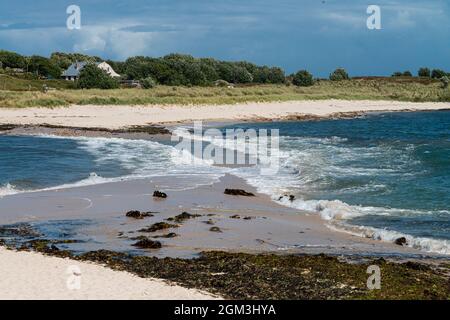 Onde che coprono il Bar che collega le isole di Gugh e St Agnes nelle isole di Scilly Foto Stock