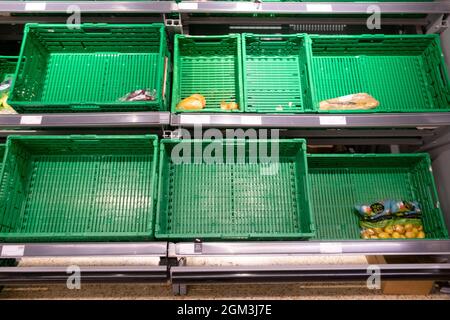 Casse vuote di frutta e verdura sugli scaffali della catena di approvvigionamento carenze alimentari al supermercato Co Op in Galles UK 16 settembre 2021 KATHY DEWITT Foto Stock