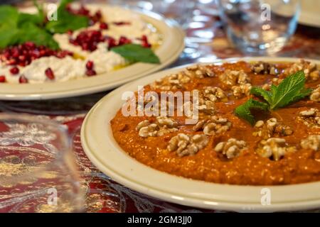 Primo piano di Red Muhammara sul tavolo. Vista dall'alto orizzontale, tuffo al peperoncino originario della Siria, Libano. Foto Stock