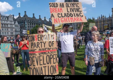 Londra, Regno Unito. 16 settembre 2021. La gente tiene i manifesti mentre ascolta i discorsi. Un raduno nazionale congiunto per porre fine al nostro scandalo delle Pannellature, alla Campagna di Leaseholder e alla Charity Leaseholder’s Knowledge Partnership con un’ampia gamma di relatori, tra cui diverse proteste dei parlamentari sulle molte questioni che affiggono i titolari di leaseholder, tra cui il rivestimento a rischio di incendio, la sicurezza degli edifici, canoni di locazione a terra e di servizio e chiamate per porre fine al nostro sistema di leasehold arcaico. Peter Marshall/Alamy Live News Foto Stock