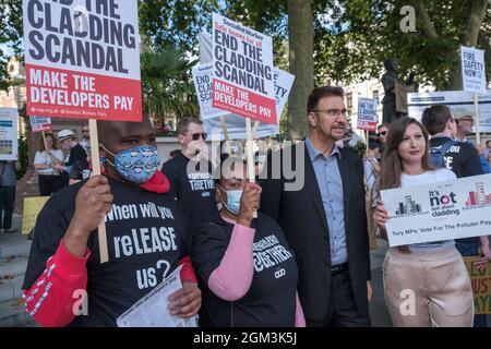 Londra, Regno Unito. 16 settembre 2021. Un raduno nazionale congiunto per porre fine al nostro scandalo delle Pannellature, alla Campagna di Leaseholder e alla Charity Leaseholder’s Knowledge Partnership con un’ampia gamma di relatori, tra cui diverse proteste dei parlamentari sulle molte questioni che affiggono i titolari di leaseholder, tra cui il rivestimento a rischio di incendio, la sicurezza degli edifici, canoni di locazione a terra e di servizio e chiamate per porre fine al nostro sistema di leasehold arcaico. Peter Marshall/Alamy Live News Foto Stock