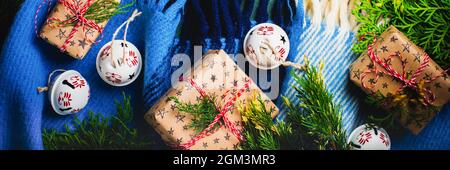 Vecchio sfondo verde di cemento con plaid caldo in cima, scatole regalo e campane. Rustico stile vintage. Sfondo di Capodanno. Vista dall'alto con spazio di copia. Foto Stock