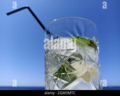 Mojito cocktail sul mare in una giornata di sole Foto Stock