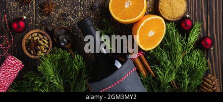 VIN brulé bevanda calda con agrumi, mela, melograno e spezie in casseruola di alluminio con giocattoli d'epoca albero di Natale e ramo di Fir su bac calcestruzzo Foto Stock