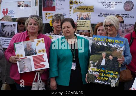 Parlamento scozzese, Edimburgo, Scozia, Regno Unito, 16 settembre 2021: Una grande folla si riunisce fuori dal parlamento scozzese per protestare contro gli effetti delle restrizioni COVID 19, che stanno limitando le persone che visitano i propri cari, che si trovano nelle case di cura. Credit:Stable Air Media/Alamy Live News Foto Stock