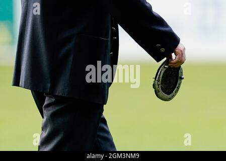 Aquisgrana, Germania. 16 settembre 2021. CHIO, Jumping: Un membro del personale porta un ferro di cavallo perduto attraverso il corso. Credit: Uwe Anspach/dpa/Alamy Live News Foto Stock