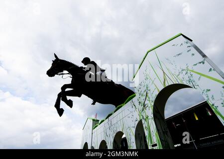 Aquisgrana, Germania. 16 settembre 2021. CHIO, Jumping: Un pilota salta un ostacolo. Credit: Rolf Vennenbernd/dpa/Alamy Live News Foto Stock