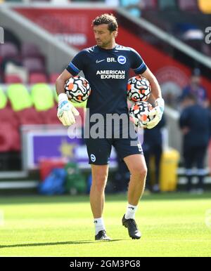 Allenatore di portiere ben Roberts alla partita della Premier League tra Brentford e Brighton e Hove Albion al Brentford Community Stadium , Londra , Regno Unito - 11 settembre 2021 - solo per uso editoriale. Nessun merchandising. Per le immagini Football si applicano restrizioni fa e Premier League inc. Nessun utilizzo di Internet/cellulare senza licenza FAPL - per i dettagli contattare Football Dataco Foto Stock