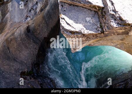 L'acqua turchese scorre sotto le rocce del Mistaya Canyon nel Parco Nazionale di Banff Foto Stock