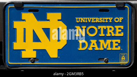 Una targa anteriore dell'Università di Notre Dame su un'auto a Santa Fe, New Mexico. Foto Stock