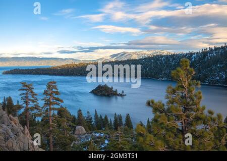 Vista panoramica della Emerald Bay del lago Tahoe, con Fannette Island, durante una stagione invernale secca, California, USA. Foto Stock