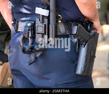 Un poliziotto pattugliano un parco pubblico a Santa Fe, New Mexico. Foto Stock