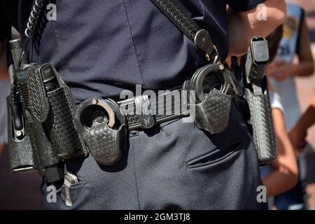 Un poliziotto pattugliano un parco pubblico a Santa Fe, New Mexico. Foto Stock