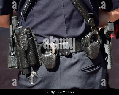 Un poliziotto pattugliano un parco pubblico a Santa Fe, New Mexico. Foto Stock