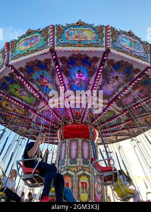 Ondate swinger ride contro il cielo blu al del Mar, San Diego County fair, USA, 13 luglio 2021 Foto Stock