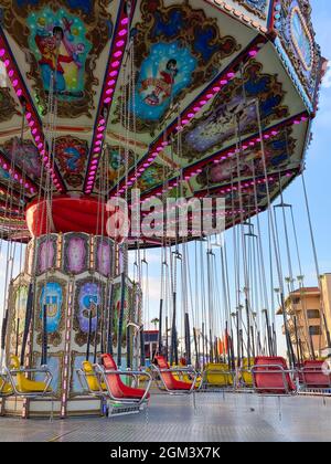 Ondate swinger ride contro il cielo blu al del Mar, San Diego County fair, USA, 13 luglio 2021 Foto Stock