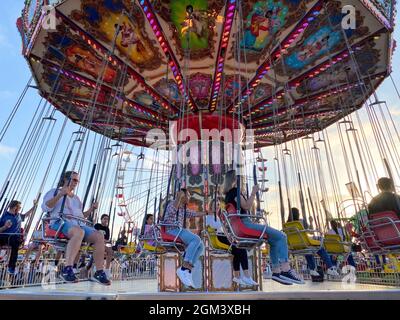 Ondate swinger ride contro il cielo blu al del Mar, San Diego County fair, USA, 13 luglio 2021 Foto Stock