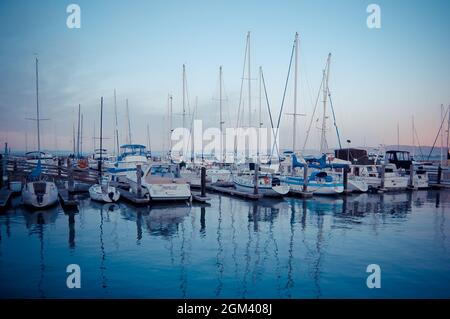 SAN FRANCISCO, STATI UNITI - 19 dicembre 2011: Un colpo di un porto con barche a vela sul mare al tramonto a San Francisco, unisce gli Stati Uniti Foto Stock