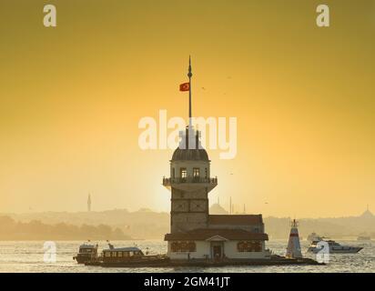 Torre di Maiden a istanbul bellissimo tramonto arancione ( turco; Kiz Kulesi ) da Uskudar. Romantico panorama al tramonto di Istanbul. Istanbul Bosforo stupin Foto Stock
