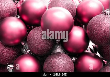 Palle di Natale con glitter sfondo rosso. Concetto di vacanza. Foto Stock