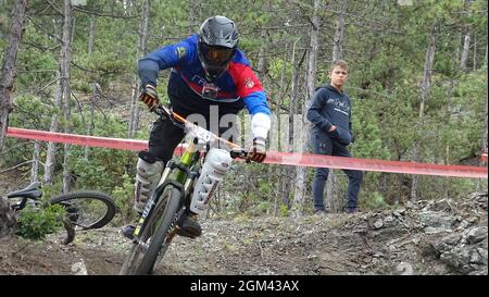 Una discesa in mountain bike che scende su una gara Foto Stock